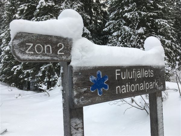 A sign with the text "Fulufjällets Nationalpark" 