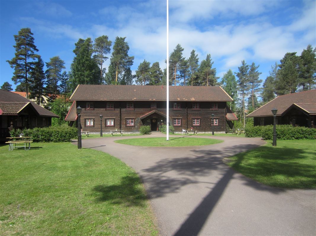 Entrance to Rättviksgården during summer.