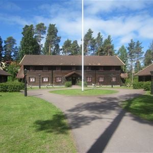 Ingång till Rättviksgården i sommarmiljö.