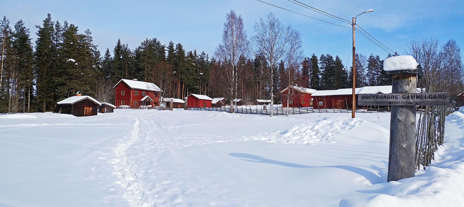  Röda hus med snö på hela gården.