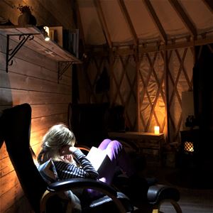 Person leser bok