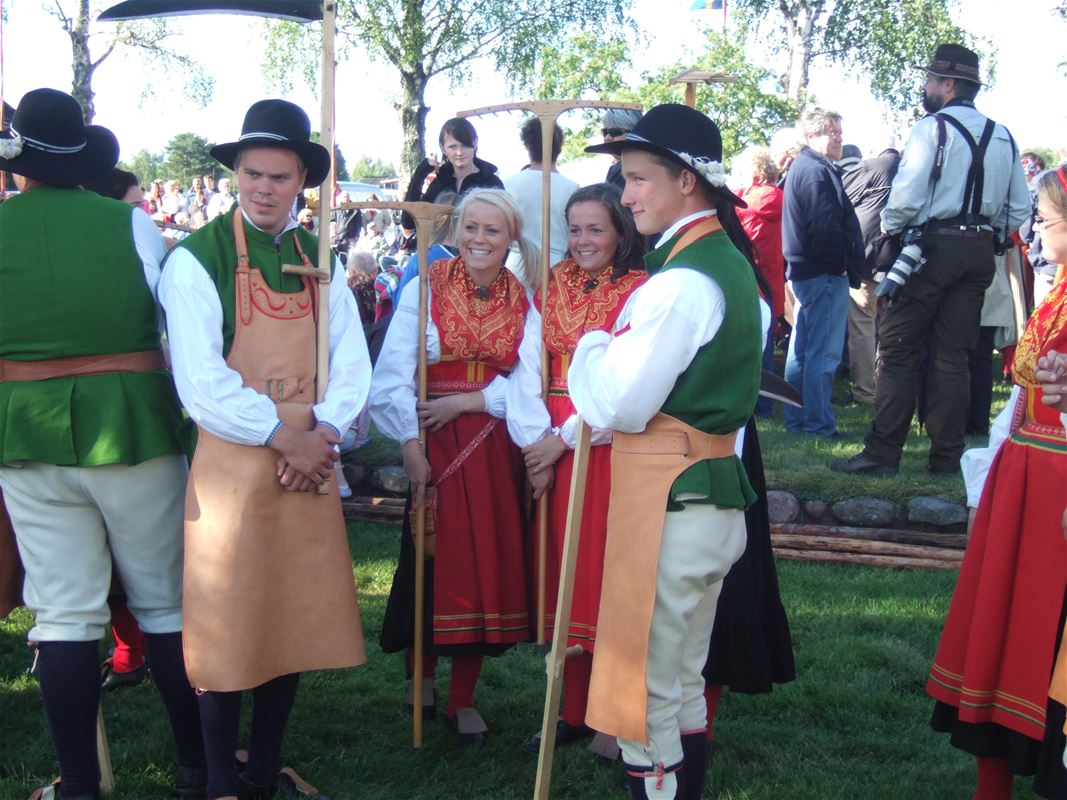 Masar och kullor i folkdräkt.