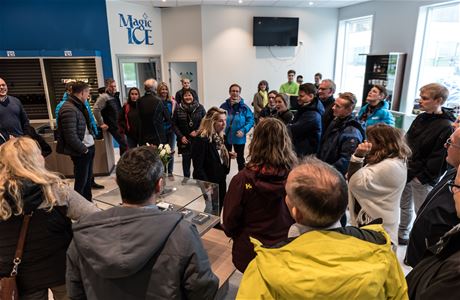 Stor gruppe gjester står i ring