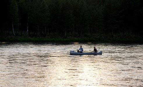 Två personer som paddlar kanot.