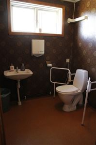 Toalett som är handikappanpassad. 