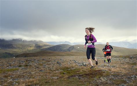 Deltaker løper blant fjellene