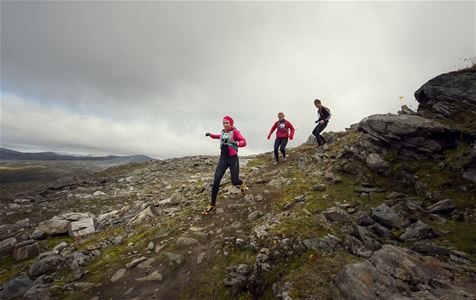 Deltakere løper ned et fjell