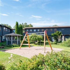 Exteriörbild på uteplats med lekpark.