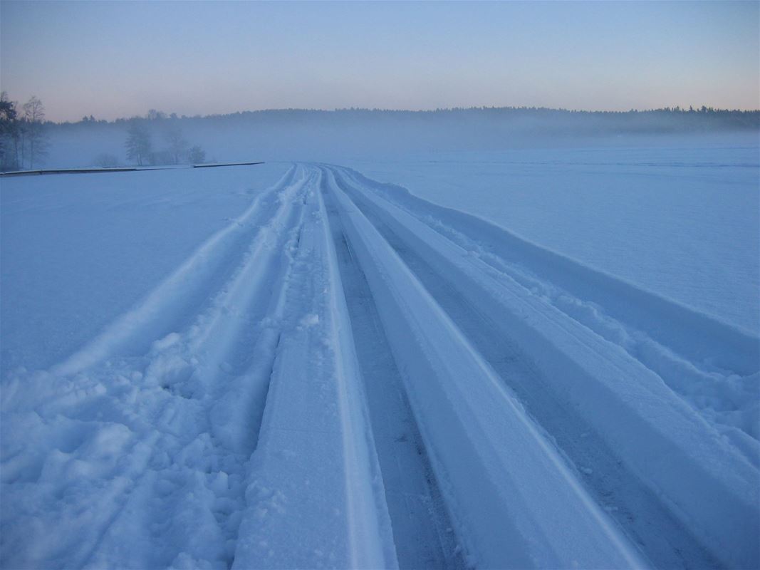 Spårprofil en kall vinterdag, skymning berg i bakgrunden.