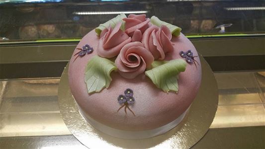  Pink cake with roses on.