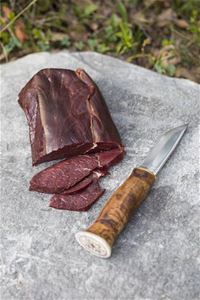 Renkött uppskuren i skivor, en fin kniv. 