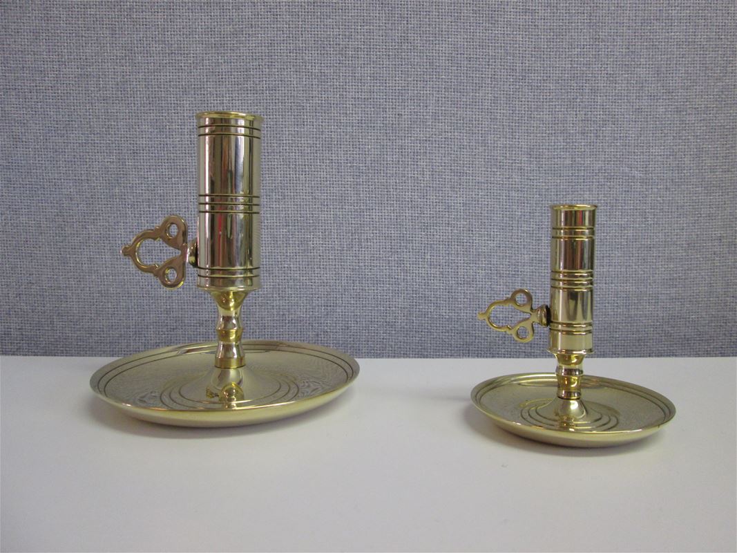 Two candlesticks in brass.