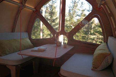 Matbord med soffa.