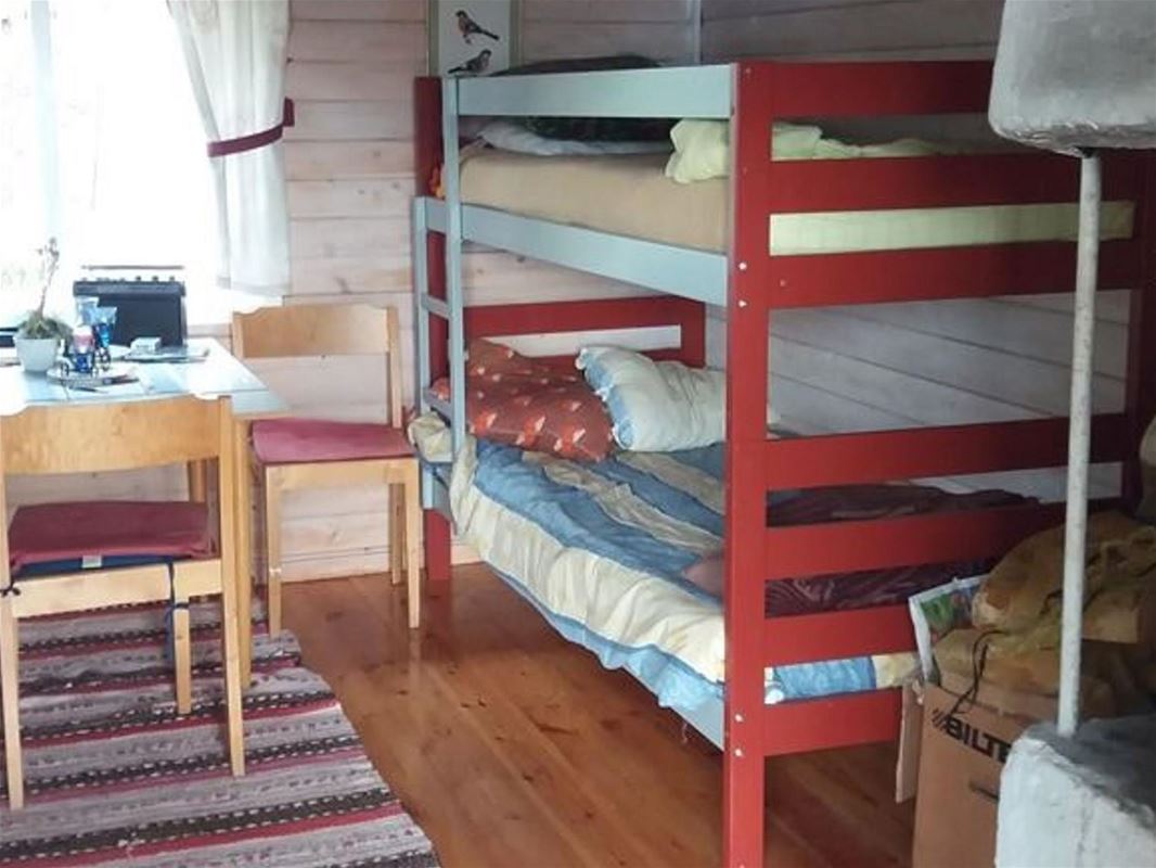 En våningssäng i ett sovrum.