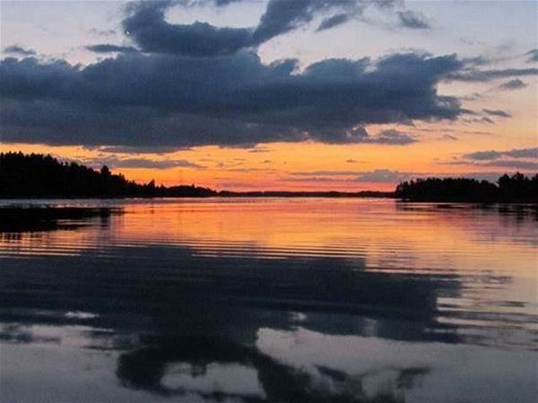 Solnedgång över sjön.  