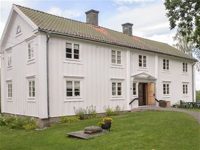 Utsidan av ett vitt hus.