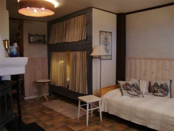 Rum med enkelsäng och en våningssäng. 
