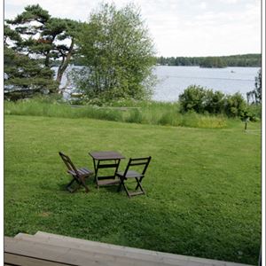 utsikt över sjön med trädgårdsböbler.