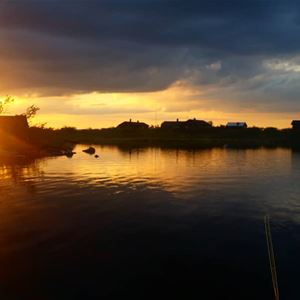 Sjön Rösjoön i solnedgång.