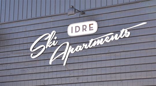 Skylt på vägg med texten "Idre Ski apartments".