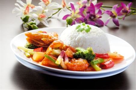 Plate with a prawn- and vegetabledish served with rice.