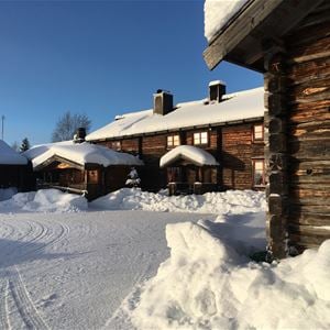 Exteriör av Knappgårdens Fjällhotell i vintermiljö.