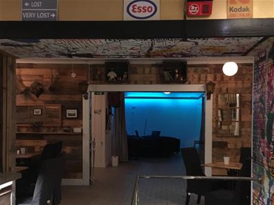 Inne i restaurangen som är inredd rustik stil. 
