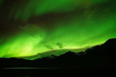 Nordlys over fjell