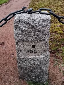 En sten med texten Olof Bonde.