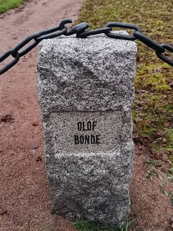 A stone with the name Olof Bonde written on it.