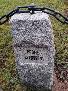 En sten med texten Peder Svensson.