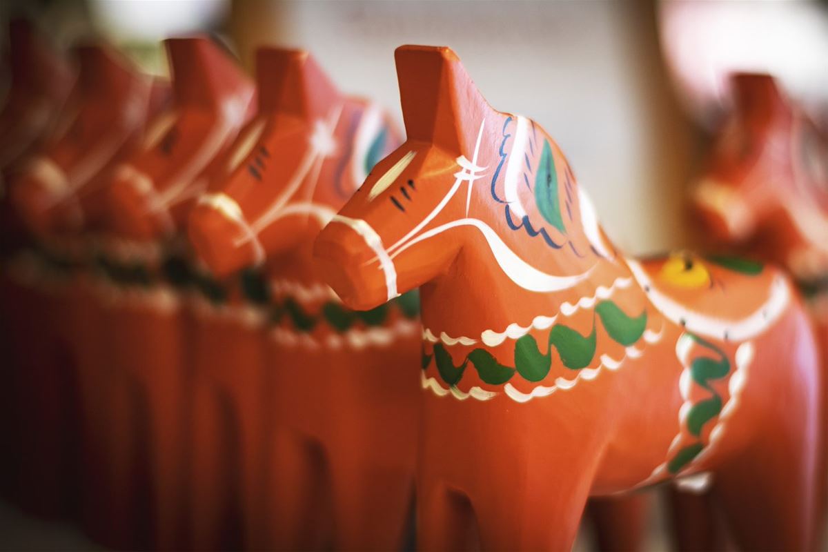 Red wooden dalahorses.