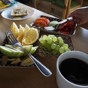 Fruktfat och kaffe på ett bord.