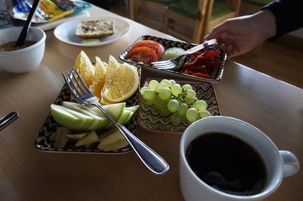 Fruktfat och kaffe på ett bord. 