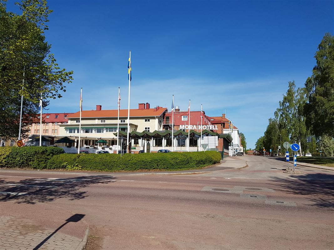 Mora Hotell utvändigt med flera flaggstänger framför. 
