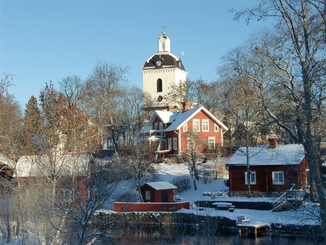 Säters kyrka i bakgrunden och röda trähus.