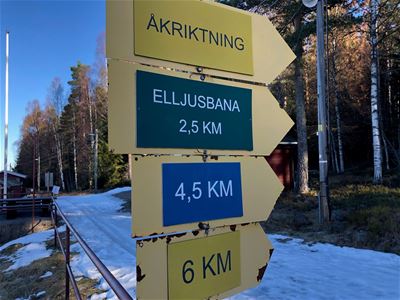 Signs showing the length of each skiing trail and in wihich direction the tracks are to be found.