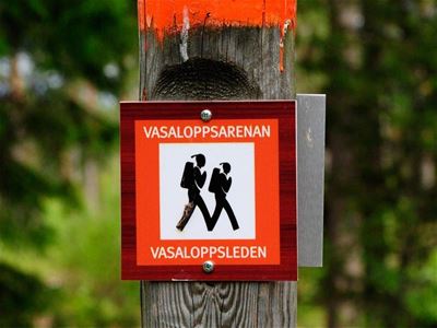 A sign with the symbol for walking Vasaloppsleden. 