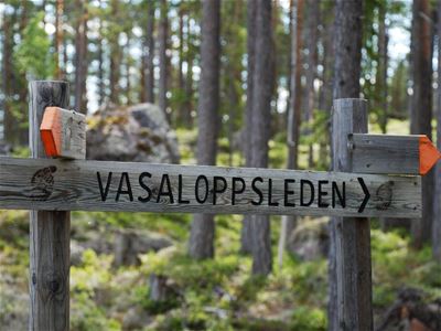 A wooden sign with Vasaloppsleden. 