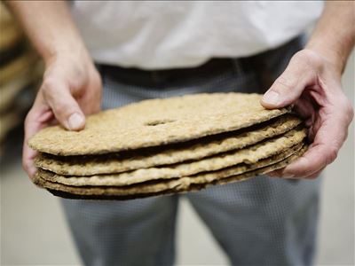 Bagare som håller i brödkakor