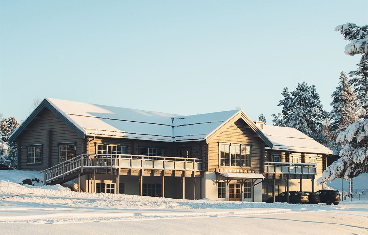 Vinterbild av restaurangen med altan mot älven. 