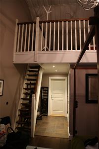 Rum med trappa upp till ett loft.