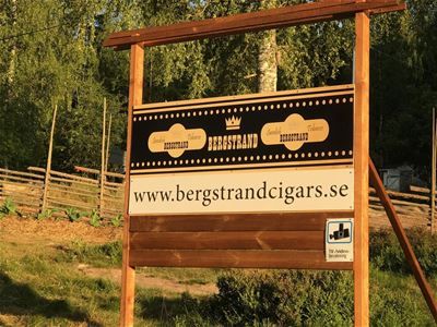 Wooden sign with text www.bergstrandcigars.se.