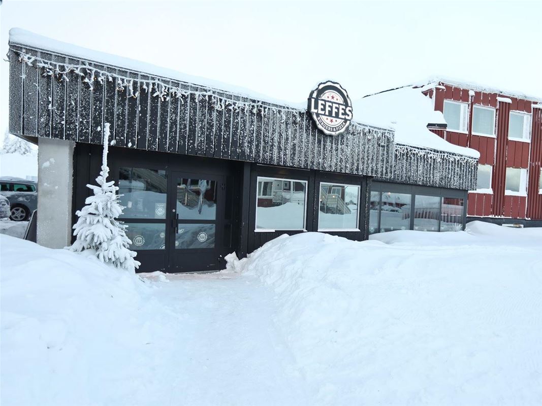 Restaurangen sett från utsidan med mycket snö omkring. 