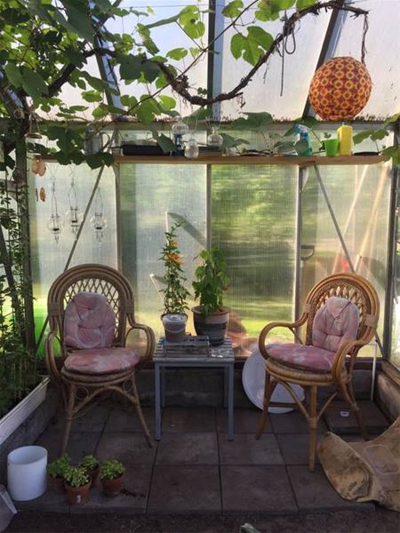 Bord och stolar inne i växthuset. 