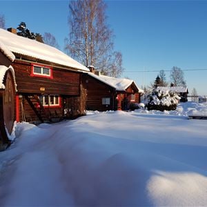 Timmerstugor i vinterskrud.
