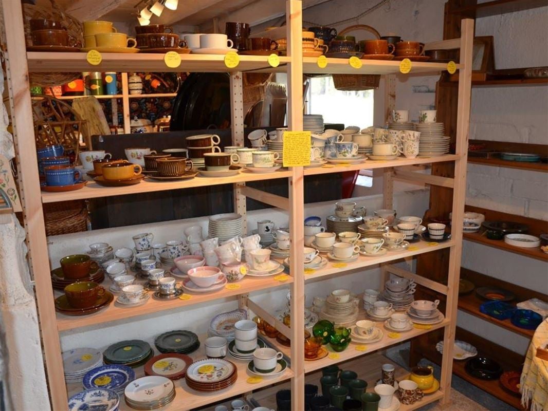  Shelves with retro coffee cups and other crockery.
