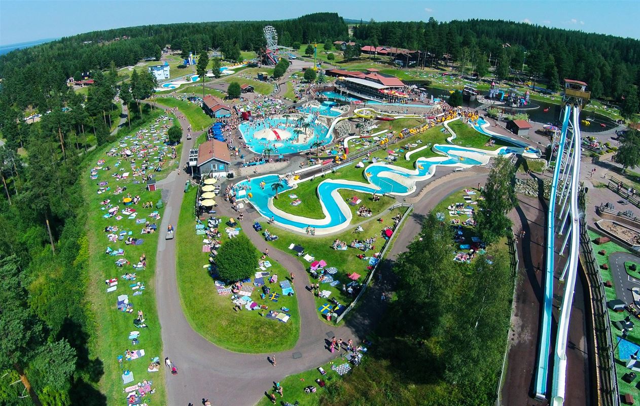 Flygfoto över temaparken med vattenrutschbanor och attraktioner.