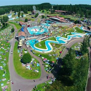 Overview of the themepark with waterslides and attractions.