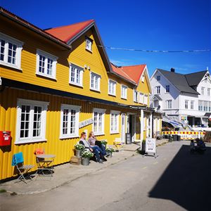 Henningsvær Guesthouse & Kafe Knusarn 
